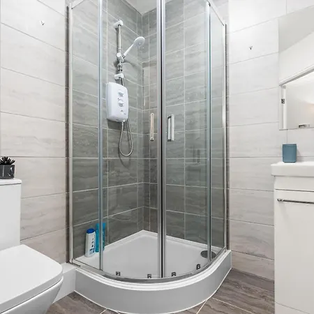 Centre - Free Parking - Close To Arena - Sleeps 6 דירה