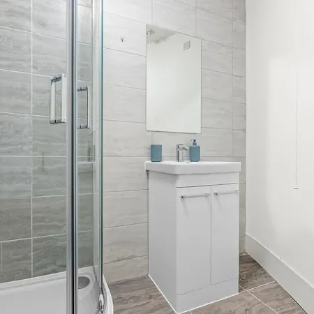 Modern Flat - Sleeps 6 *