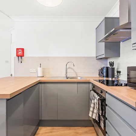 Apartment Modern Flat - Sleeps 6 *