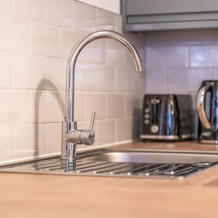 Modern Flat - Sleeps 6 *