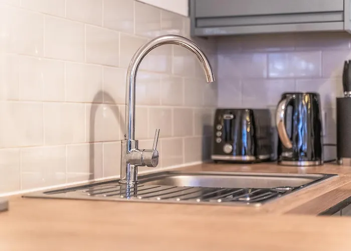 Centre - Free Parking - Close To Arena - Sleeps 6 *