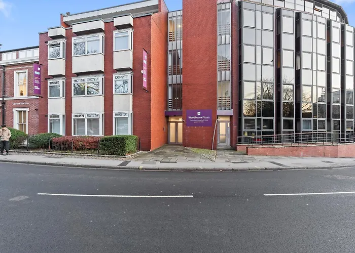 Апартаменти Centre - Free Parking - Close To Arena - Sleeps 6 *