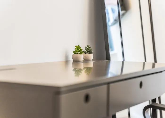 Centre - Free Parking - Close To Arena - Sleeps 6 *