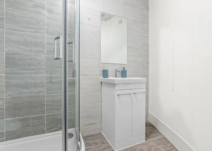 Centre - Free Parking - Close To Arena - Sleeps 6 *