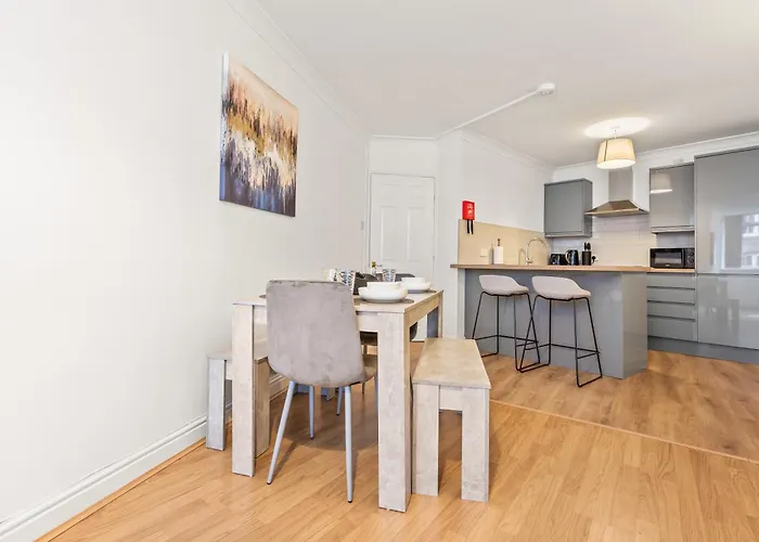 Centre - Free Parking - Close To Arena - Sleeps 6