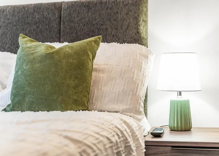 Апартаменти Centre - Free Parking - Close To Arena - Sleeps 6 *